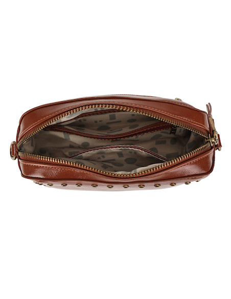 Bandolera camel para mujer en estilo casual con detalles metálicos y textura brillante.