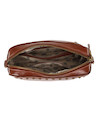Bandolera camel para mujer en estilo casual con detalles metálicos y textura brillante.