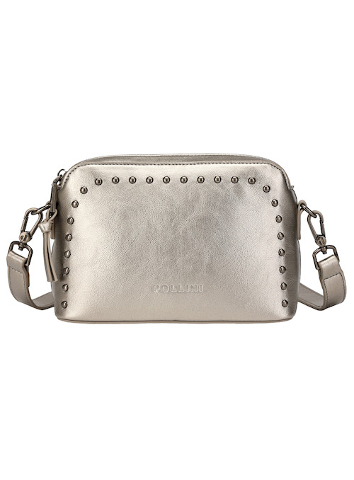 Cierre metálico del bolso en color acero, añadiendo un toque de sofisticación al diseño casual.