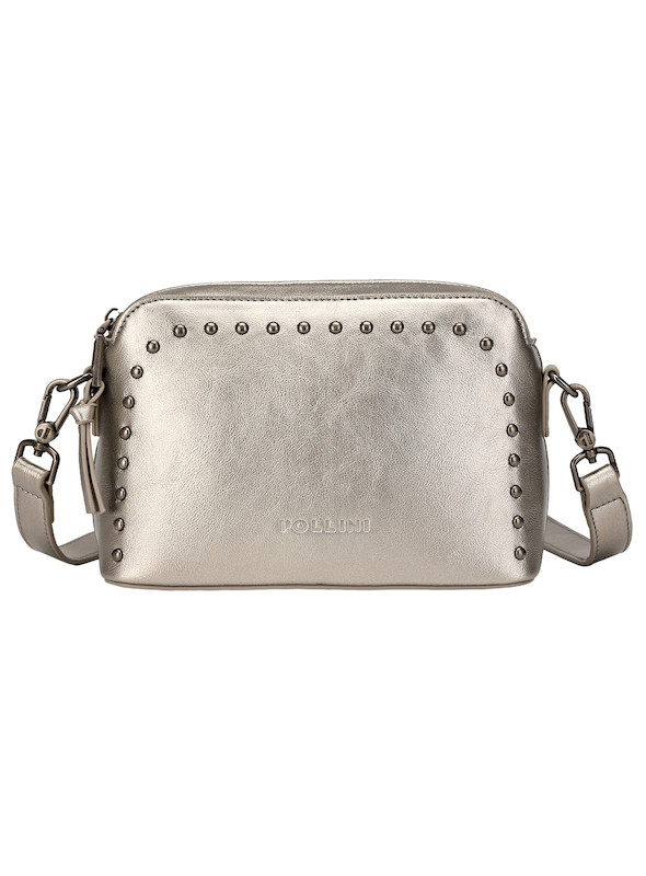Cierre metálico del bolso en color acero, añadiendo un toque de sofisticación al diseño casual.