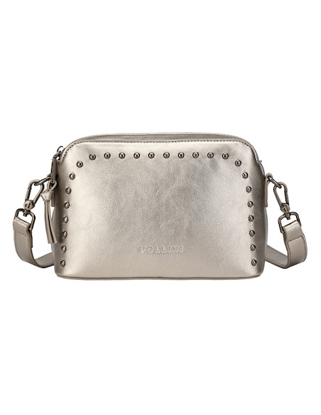 Cierre metálico del bolso en color acero, añadiendo un toque de sofisticación al diseño casual.