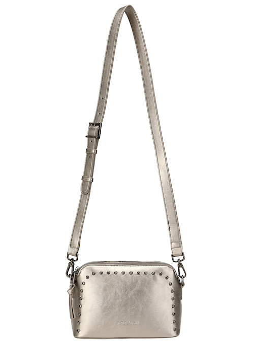 Cierre metálico del bolso en color acero, añadiendo un toque de sofisticación al diseño casual.