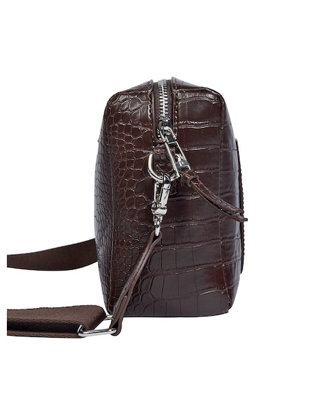 Bolso de hombro en tono café, diseño práctico con tres bolsillos, perfecto para organizar esenciales.