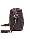 Bolso de hombro en tono café, diseño práctico con tres bolsillos, perfecto para organizar esenciales.