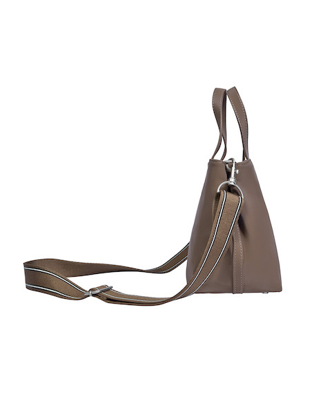 Bandolera de mujer en nylon taupe, acabado mate con detalles sutiles, ideal para el uso diario.