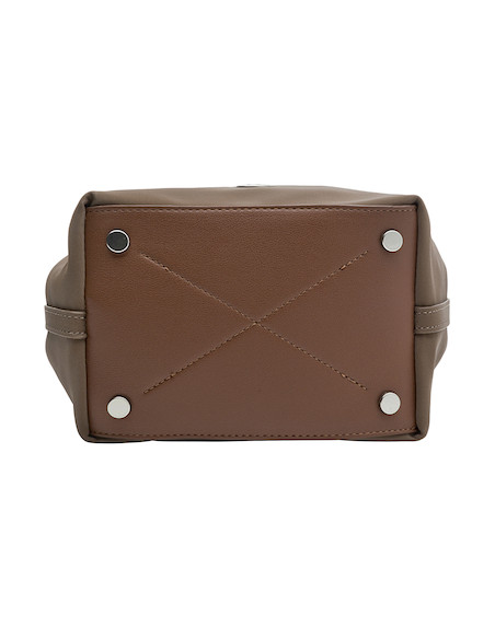 Bolso taupe de mujer con strap ajustable, diseño chic y funcional para un brunch con amigas.