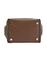 Bolso taupe de mujer con strap ajustable, diseño chic y funcional para un brunch con amigas.