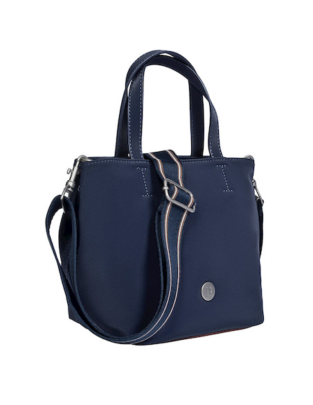 Bandolera de nylon azul, ideal para llevar esenciales organizados con un toque de elegancia.