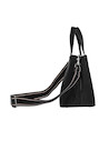 Diseño elegante en nylon negro con detalles en Pu, ideal para complementar cualquier outfit femenino.