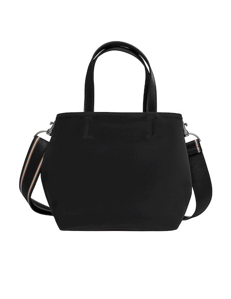 Bolso casual negro con strap ajustable, combina funcionalidad y elegancia para la mujer moderna.
