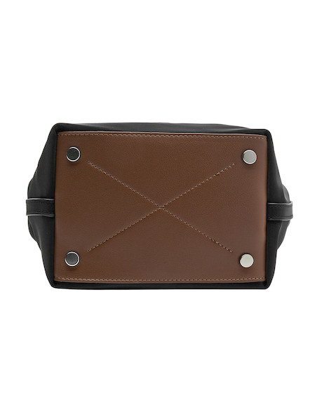 Bolso negro de Pollini con diseño contemporáneo, perfecto para actividades laborales o académicas.