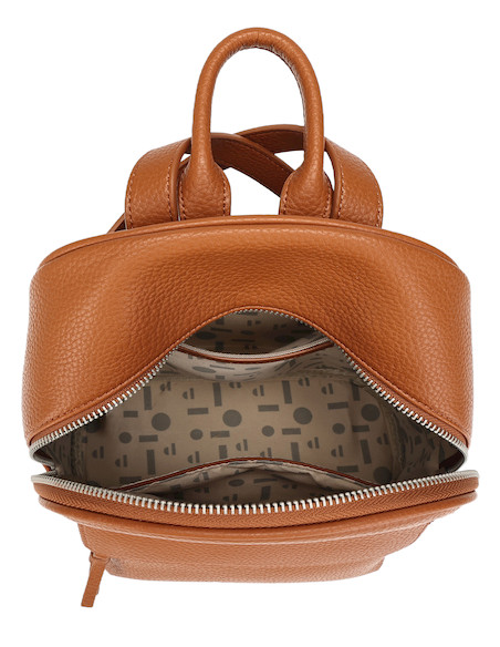 Una mochila camel de mujer estilo casual con diseño contemporáneo y acabado graneado.