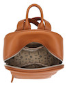 Una mochila camel de mujer estilo casual con diseño contemporáneo y acabado graneado.