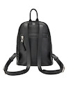 Mochila Pollini negra para mujer, diseño funcional con bolsillo frontal y cierre, ideal para uso diario.