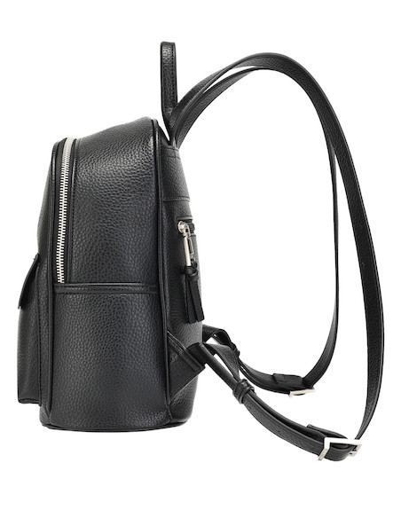 Mochila casual negra de mujer, combina estilo y practicidad con detalles metálicos y organización eficiente.