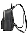 Mochila casual negra de mujer, combina estilo y practicidad con detalles metálicos y organización eficiente.