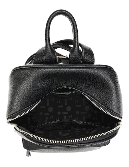 Elegante mochila negra de mujer, estilo casual, con acabado graneado y hebillas metálicas.