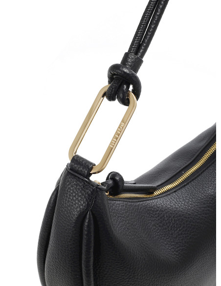 Cartera casual negra con textura suave, perfecta para complementar outfits modernos.