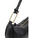 Cartera casual negra con textura suave, perfecta para complementar outfits modernos.