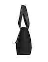 Tote bag negro con textura graneada, diseño estructurado, perfecto para llevar laptop y esenciales.