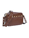 Bolso Pollini café con detalles en relieve, funcional y elegante, perfecto para llevar lo esencial.