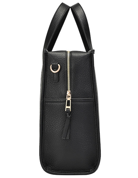 Textura graneada del bolso Pollini negro, destacando su material PU y diseño moderno.