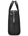 Textura graneada del bolso Pollini negro, destacando su material PU y diseño moderno.