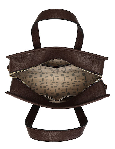 Bandolera morena de mujer, estilo casual, con textura graneada y diseño funcional.