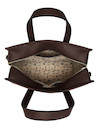 Bandolera morena de mujer, estilo casual, con textura graneada y diseño funcional.