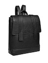 Dos bolsillos abiertos en mochila negra de estilo casual, organizando esenciales con elegancia.