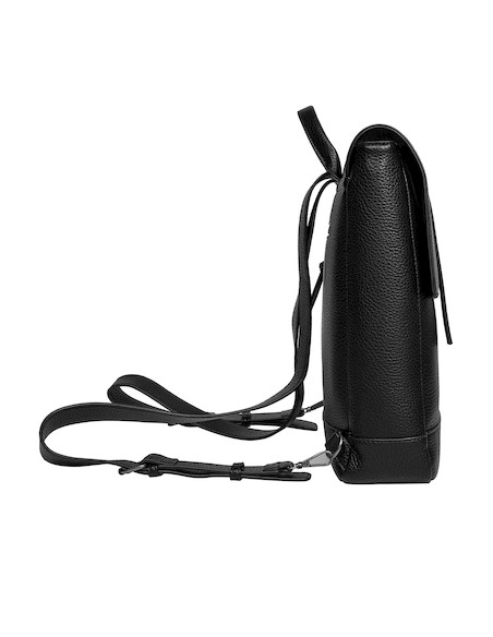 Tirantes ajustables en mochila negra de mujer, perfecta para un look contemporáneo y funcional.