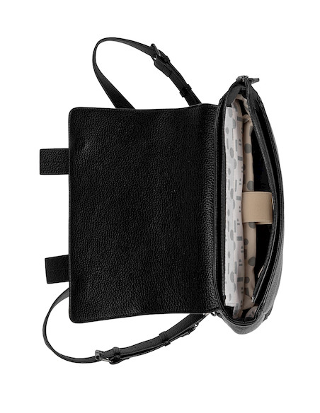Detalles metálicos en mochila negra, diseñada para la mujer activa con compartimento para notebook.