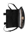 Detalles metálicos en mochila negra, diseñada para la mujer activa con compartimento para notebook.