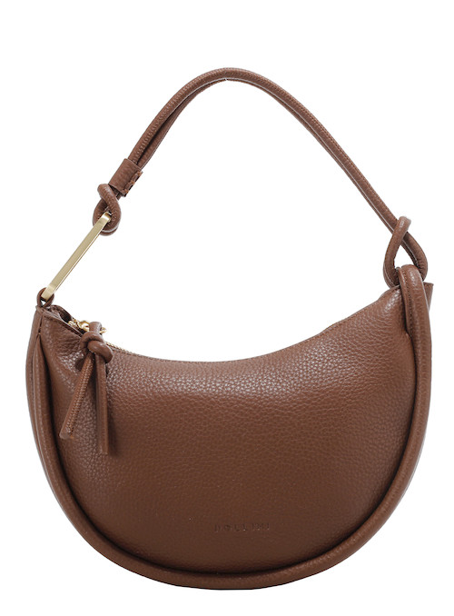 Cierre metálico grueso de cartera café de mujer, combinando funcionalidad y diseño elegante.