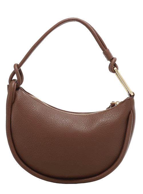 Cierre metálico grueso de cartera café de mujer, combinando funcionalidad y diseño elegante.