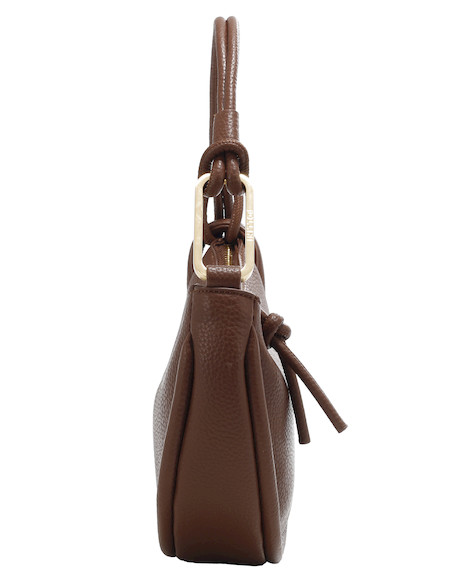 Vista lateral de cartera café de mujer con textura sofisticada, ideal para la universidad o salidas casuales.