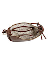 Cartera café de mujer estilo casual en PU graneado con cierre metálico y dos bolsillos para uso diario.