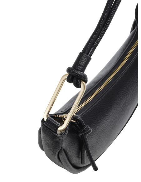 Carcaj negro de mujer Pollini con diseño curvilíneo y textura de grano sutil, ideal para el uso diario.