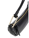 Carcaj negro de mujer Pollini con diseño curvilíneo y textura de grano sutil, ideal para el uso diario.