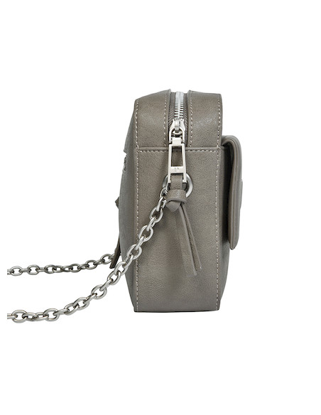 Detalles de la bandolera en gris suave, con correa de cadena que aporta un toque glam.
