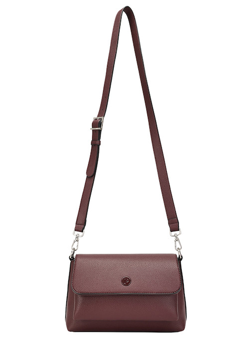 Vista trasera del bolso burdeos, mostrando su forma elegante y diseño moderno.