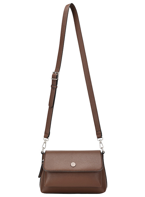 Vista del bolso morado resaltando su diseño elegante y funcional, perfecto para trabajo o citas.