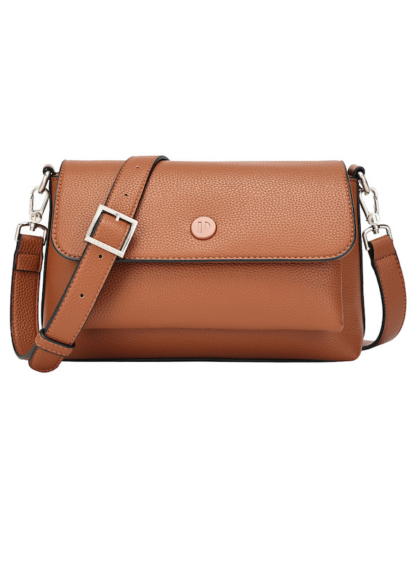 Perspectiva del bolso camel, resaltando su diseño funcional y sofisticado.