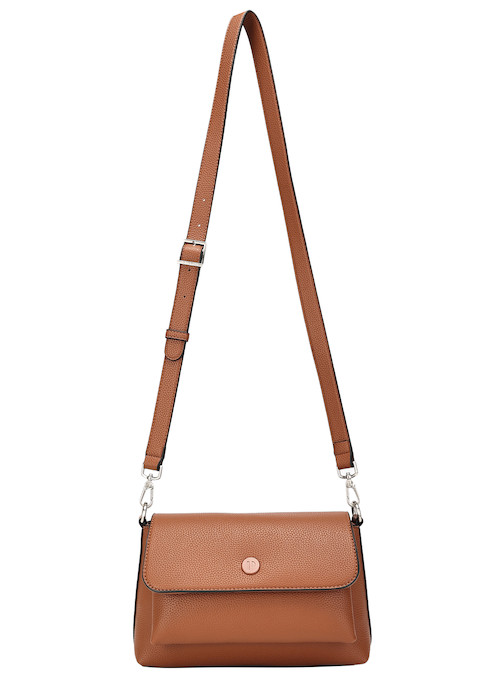 Perspectiva del bolso camel, resaltando su diseño funcional y sofisticado.