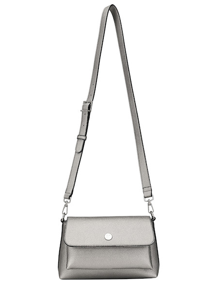 Perspectiva de la bandolera plateada en PU, combinando elegancia y funcionalidad para la mujer contemporánea.