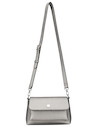 Perspectiva de la bandolera plateada en PU, combinando elegancia y funcionalidad para la mujer contemporánea.