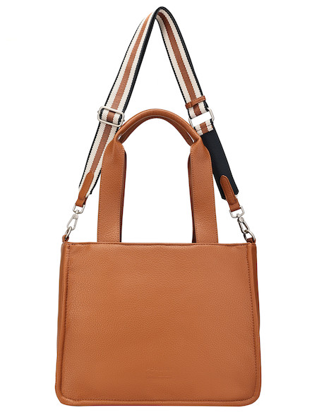 Correa extraíble y ajustable que complementa el estilo casual del bolso.