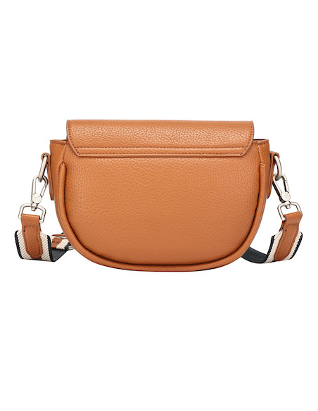 Bolso Pollini en camel con correa ajustable y extraíble, perfecto para complementar looks casuales.