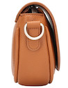 Vista lateral del bolso Pollini en color camel, mostrando su textura graneada y diseño moderno.
