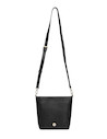 Vista del bolso negro de mujer con textura delicada, perfecto para jornadas laborales y académicas.